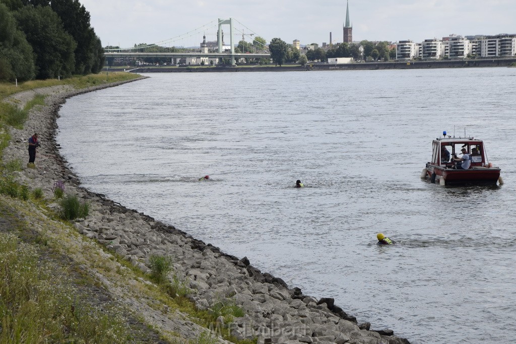 Uebung BF Taucher und Presse Koeln Zoobruecke Rhein P381.JPG - Miklos Laubert